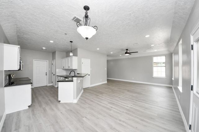 1105 E Kyle Road, Clute, TX 77531