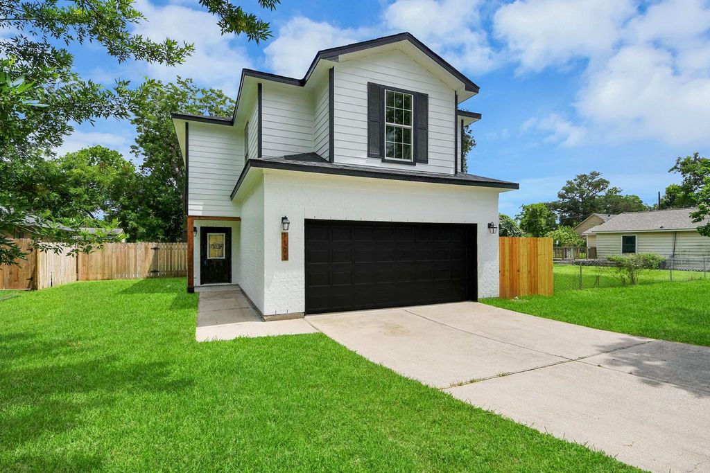 1105 E Kyle Road, Clute, TX 77531