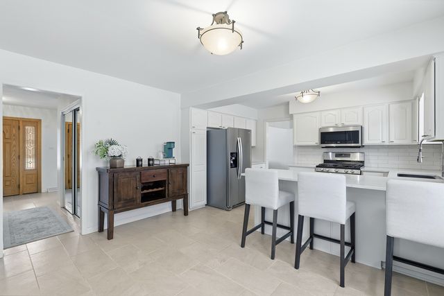 7209 Grant Street, Darien, IL 60561