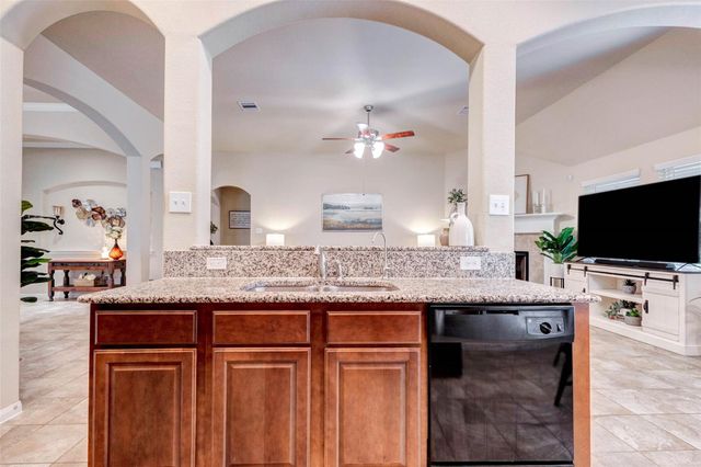 546 Green Meadows Drive, West Columbia, TX 77486
