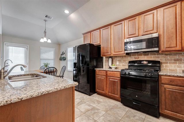 546 Green Meadows Drive, West Columbia, TX 77486
