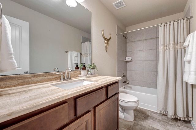 546 Green Meadows Drive, West Columbia, TX 77486