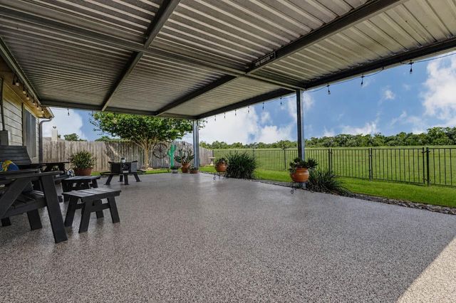 546 Green Meadows Drive, West Columbia, TX 77486