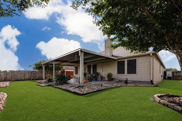 546 Green Meadows Drive, West Columbia, TX 77486