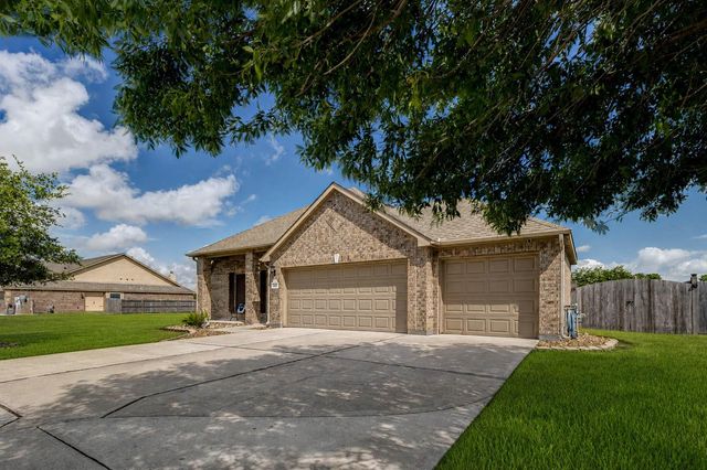 546 Green Meadows Drive, West Columbia, TX 77486