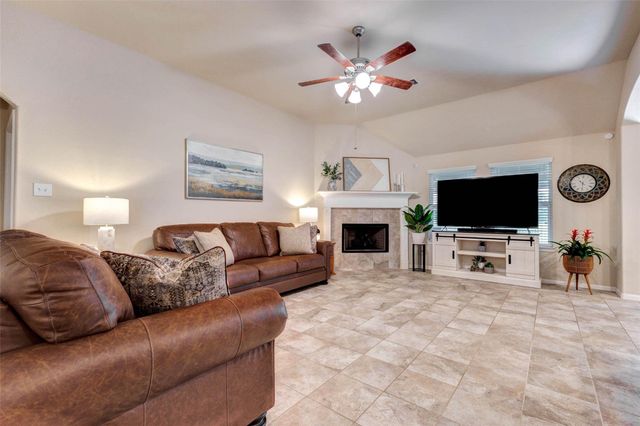 546 Green Meadows Drive, West Columbia, TX 77486