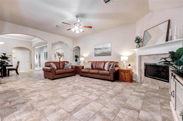 546 Green Meadows Drive, West Columbia, TX 77486