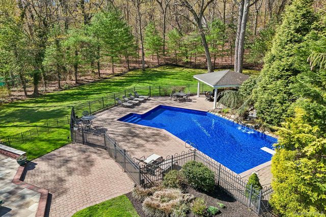 27 Treeview Drive, Melville, NY 11747