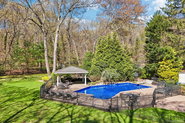 27 Treeview Drive, Melville, NY 11747