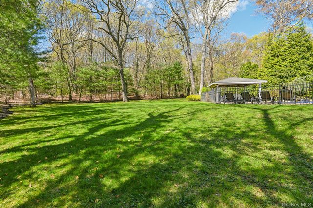 27 Treeview Drive, Melville, NY 11747