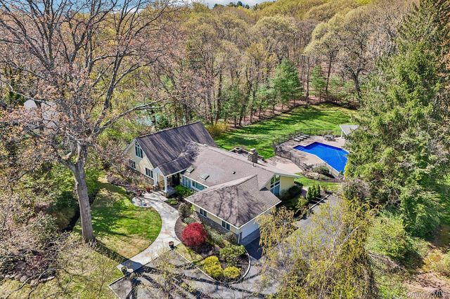 27 Treeview Drive, Melville, NY 11747