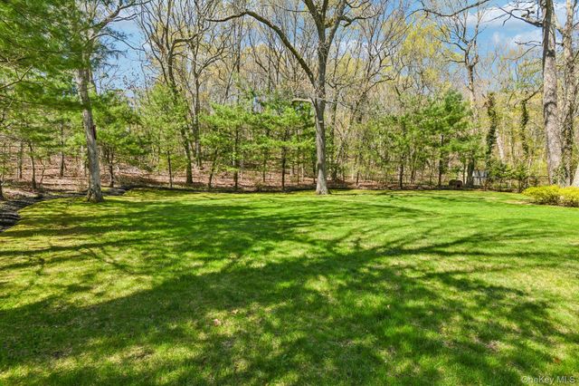 27 Treeview Drive, Melville, NY 11747