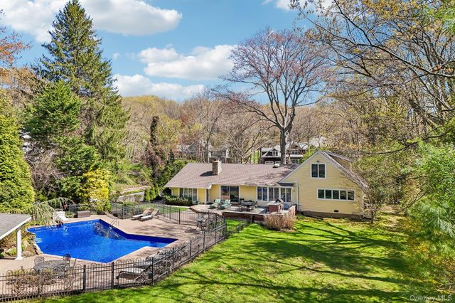 27 Treeview Drive, Melville, NY 11747