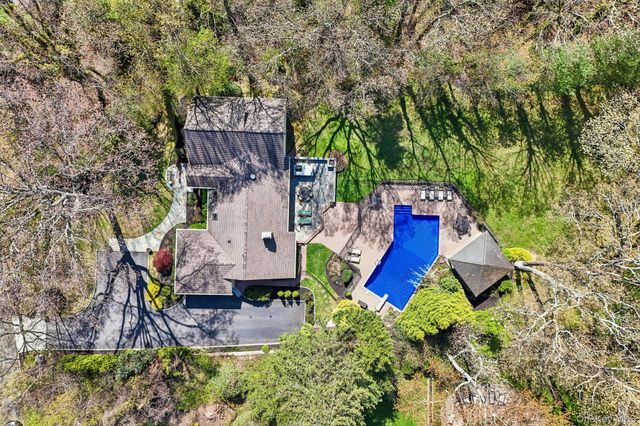 27 Treeview Drive, Melville, NY 11747