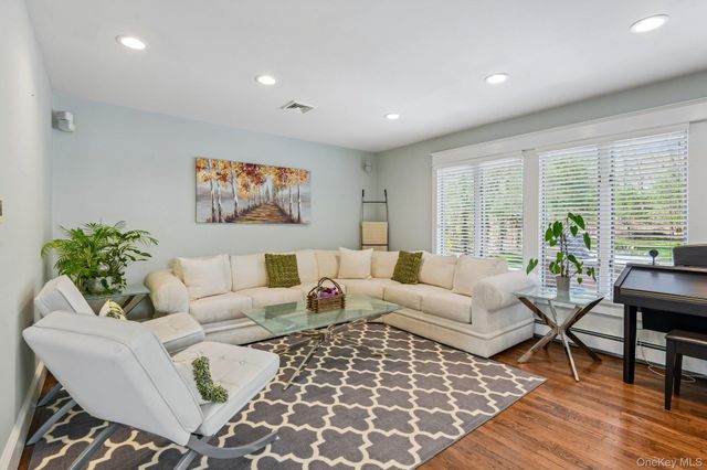 27 Treeview Drive, Melville, NY 11747