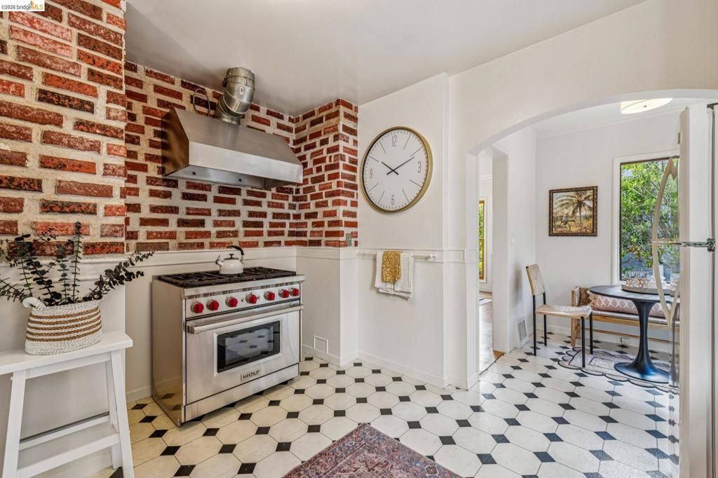 Image 15 of property listing at 11 11 Parkside Dr, Piedmont, CA 94611