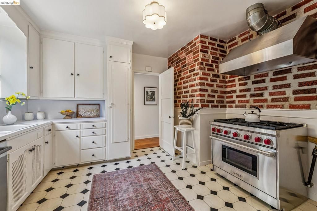 Image 16 of property listing at 11 11 Parkside Dr, Piedmont, CA 94611