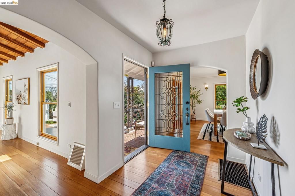 Image 3 of property listing at 11 11 Parkside Dr, Piedmont, CA 94611