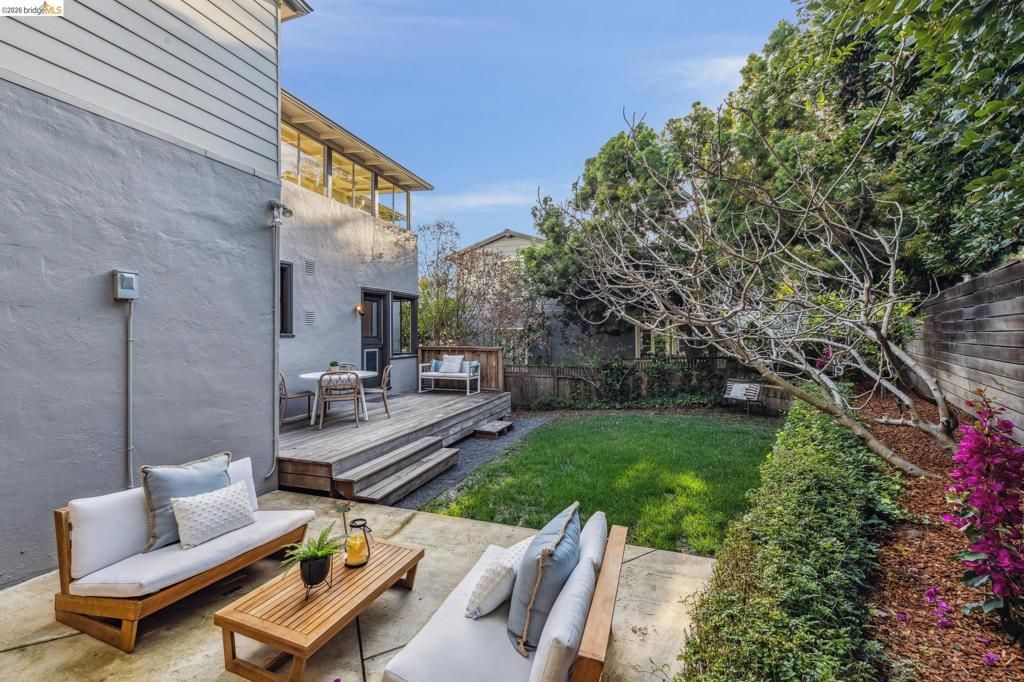 Image 32 of property listing at 11 11 Parkside Dr, Piedmont, CA 94611