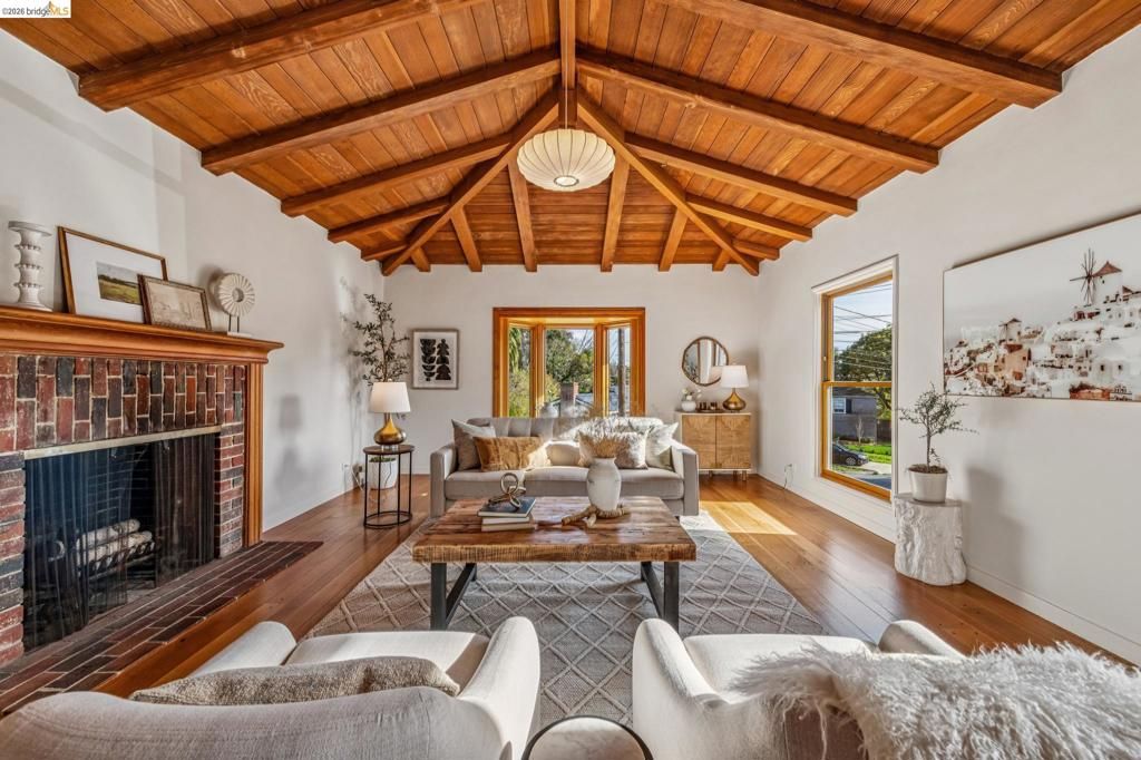 Image 5 of property listing at 11 11 Parkside Dr, Piedmont, CA 94611