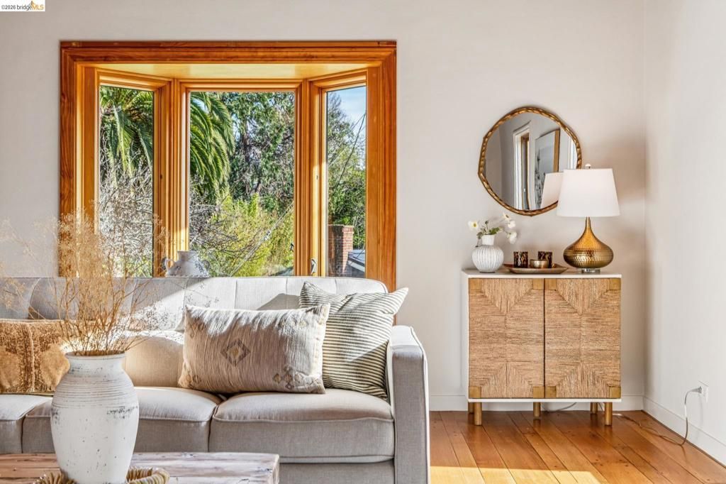 Image 7 of property listing at 11 11 Parkside Dr, Piedmont, CA 94611