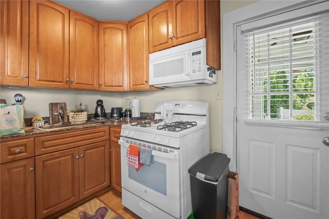 29 Dean Avenue 1F, Newport, RI 02840