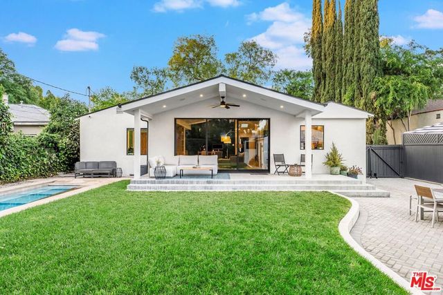 11920 Hartsook Street, Valley Village, CA 91607