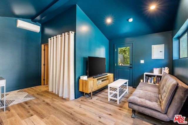 11920 Hartsook Street, Valley Village, CA 91607