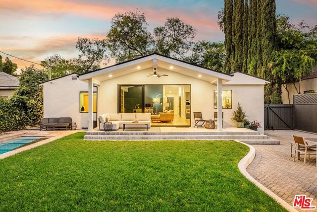 11920 Hartsook Street, Valley Village, CA 91607