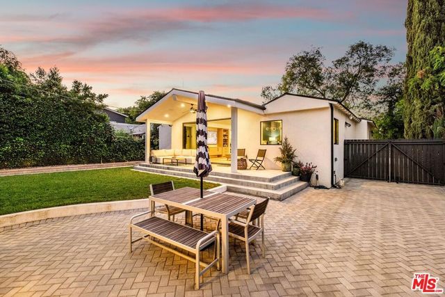 11920 Hartsook Street, Valley Village, CA 91607