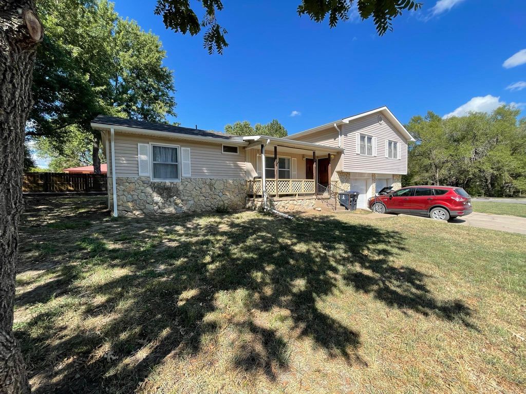 318 E 11th Ave, El Dorado, KS 67042