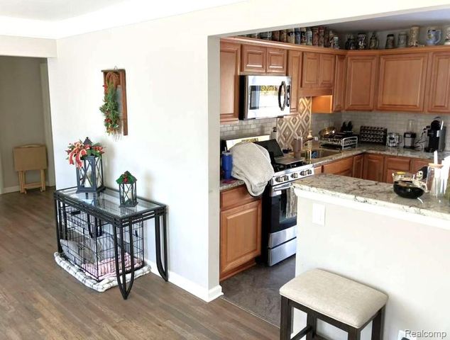 27177 Shelbourne Drive, Warren, MI 48088