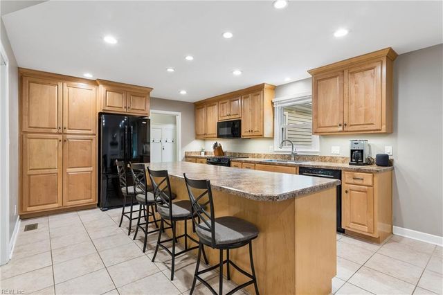 124 Camelot CRES, Yorktown, VA 23693