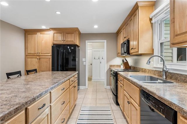 124 Camelot CRES, Yorktown, VA 23693