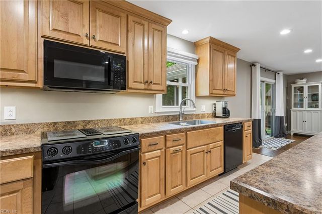 124 Camelot CRES, Yorktown, VA 23693