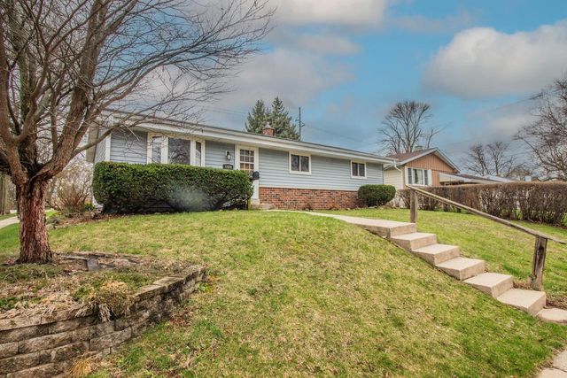 1489 Birch DRIVE, Waukesha, WI 53188