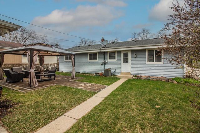 1489 Birch DRIVE, Waukesha, WI 53188