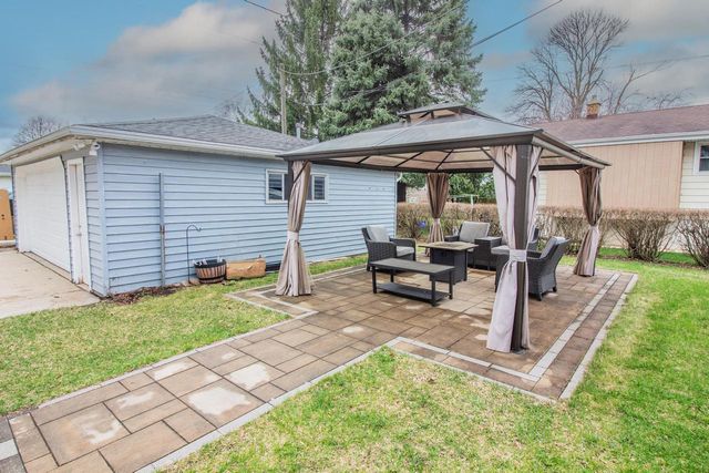 1489 Birch DRIVE, Waukesha, WI 53188
