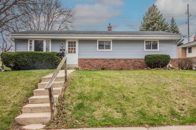 1489 Birch DRIVE, Waukesha, WI 53188