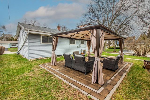 1489 Birch DRIVE, Waukesha, WI 53188