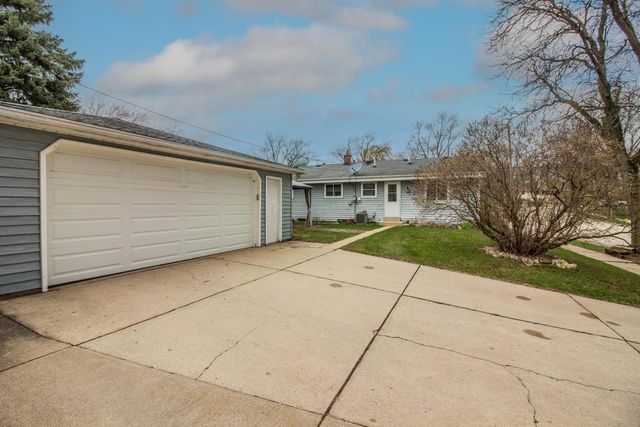 1489 Birch DRIVE, Waukesha, WI 53188