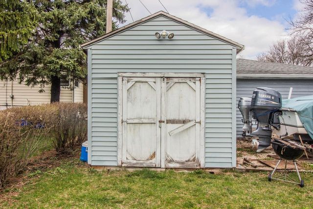 1489 Birch DRIVE, Waukesha, WI 53188
