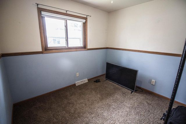 1489 Birch DRIVE, Waukesha, WI 53188