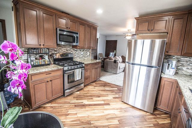 1489 Birch DRIVE, Waukesha, WI 53188