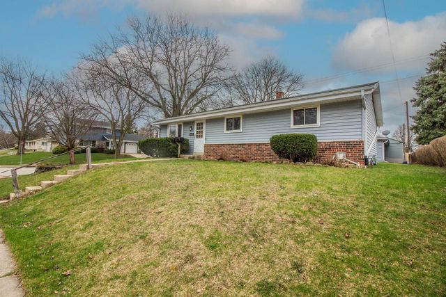 1489 Birch DRIVE, Waukesha, WI 53188