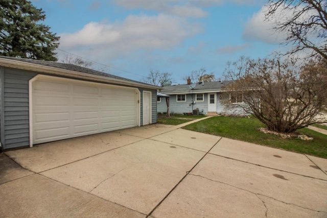 1489 Birch DRIVE, Waukesha, WI 53188