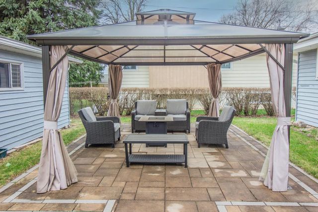 1489 Birch DRIVE, Waukesha, WI 53188