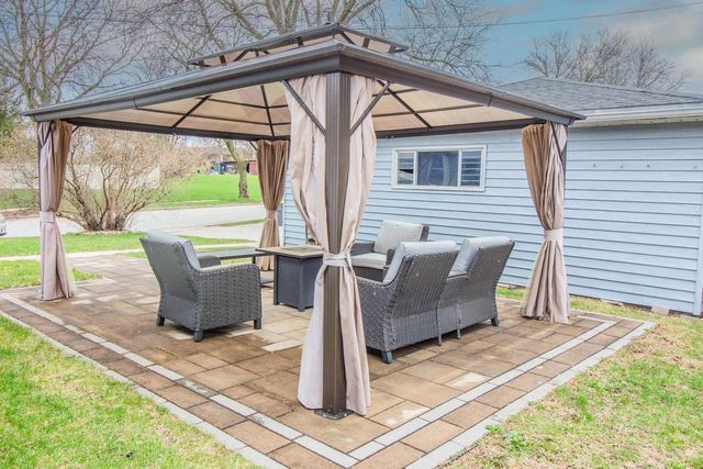 1489 Birch DRIVE, Waukesha, WI 53188