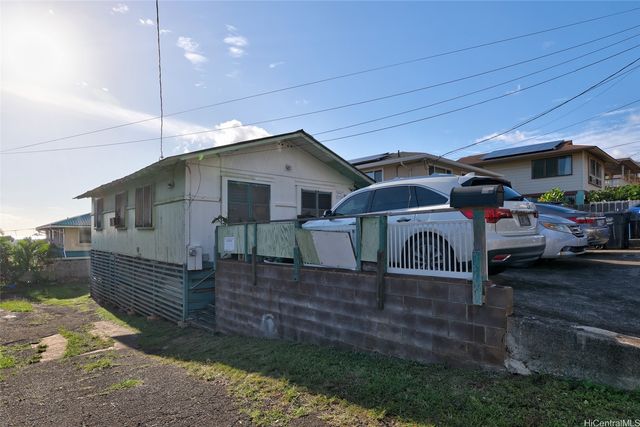 911 Luka Street, Honolulu, HI 96817