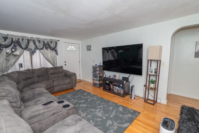 109 Fordson Ave, Cranston, RI 02910